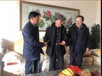 敦煌種業(yè)領(lǐng)導(dǎo)看望慰問公司老干部、老黨員及困難黨員職工