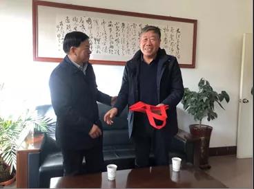 敦煌種業(yè)領(lǐng)導(dǎo)看望慰問公司老干部、老黨員及困難黨員職工