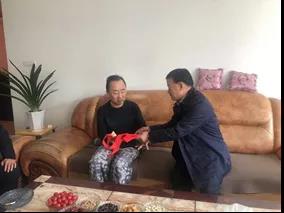 敦煌種業(yè)領(lǐng)導(dǎo)看望慰問公司老干部、老黨員及困難黨員職工