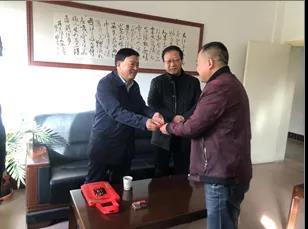 敦煌種業(yè)領(lǐng)導(dǎo)看望慰問公司老干部、老黨員及困難黨員職工